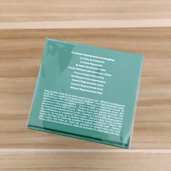 La Mer Crème de la Mer Moisturizing Cream - Picture 2 of 5